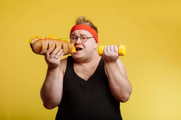 Tlustý muž jíst fast food hamberger — Stock fotografie