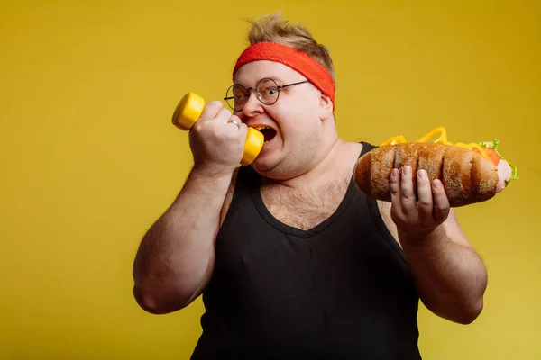Tłuszcz człowiek jedzenie fast food hamberger — Zdjęcie stockowe