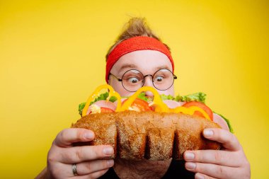 Fast food yiyen şişman adamın diyet hatası