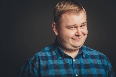 Siyah arka planda gülümseyen şişman adam