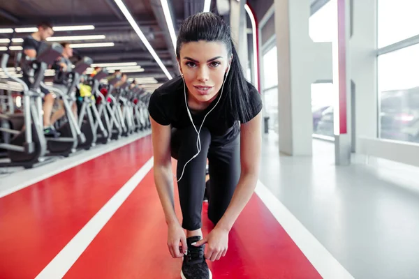 Chica en forma para hacer cordones en el gimnasio de fitness antes de hacer ejercicio — Foto de Stock