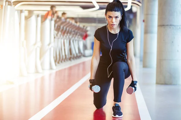 Dumbbell arrebato mujer entrenamiento ejercicio, una pierna dividida sentadillas —  Fotos de Stock