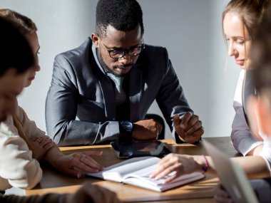 İş adamları profesyonel Afrika hoparlör Tanıtım pazarlama için dinleme