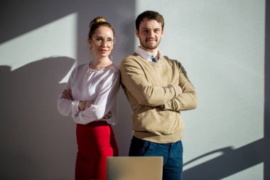 Kamera ayakta Ofis Masası yakınındaki isteyen iş adamları