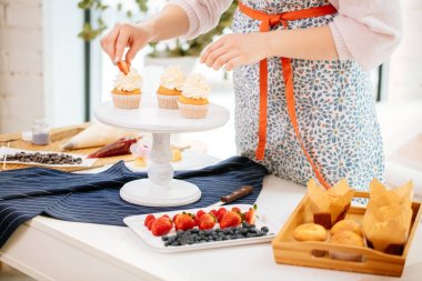 Bayan baker meyveleri ile cupcakes dekorasyon