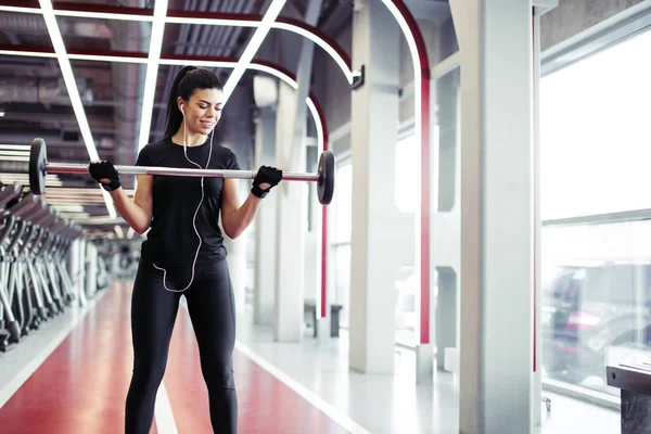 Fitness, close-up van jonge vrouw pick-up voor biceps in de sportschool — Stockfoto