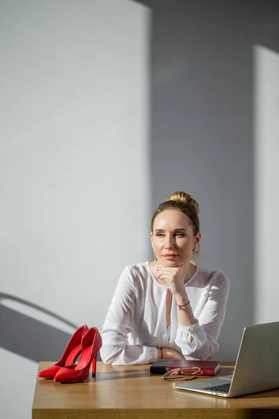 Mulher de negócios sorridente sonhando com o sucesso futuro no local de trabalho — Fotografia de Stock