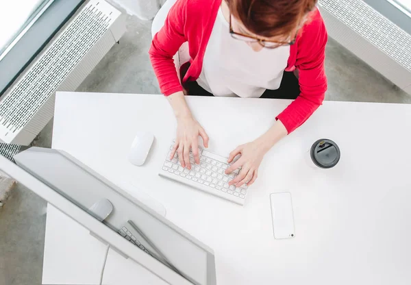 Wanita di tempat kerja di kantor mengetik di keyboard, top view — Stok Foto