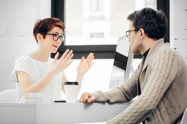 Conseiller femme d'affaires assise au bureau en face de l'ordinateur et homme de conseil — Photo