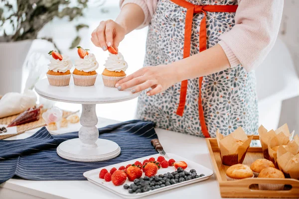 Proceso de decoración de cupcakes con bayas —  Fotos de Stock