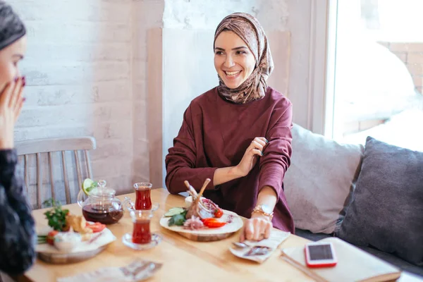 Duas mulheres muçulmanas no café, encontro de amigos — Fotografia de Stock