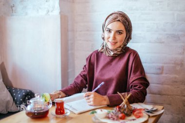 Kafede çalışan Müslüman kadın