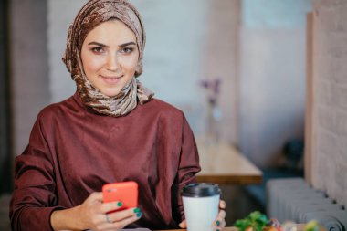 Müslüman kadınlar smartphonephone tutarak. güzel anılarımız düşünme.