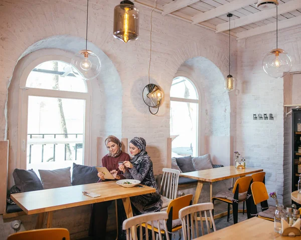 Zwei Geschäftspartner mit Tablet vor ihrem Café — Stockfoto