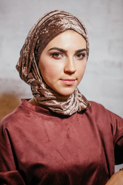 Азиатская мусульманка смотрит в камеру — стоковое фото