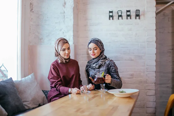 Due donne musulmane caucasiche che bevono tè nel caffè — Foto Stock