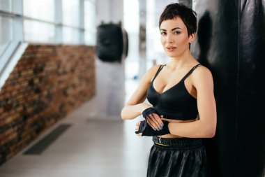 Genç beyaz kadın spor centure bandaj sabitleme. sıkı bandaj.