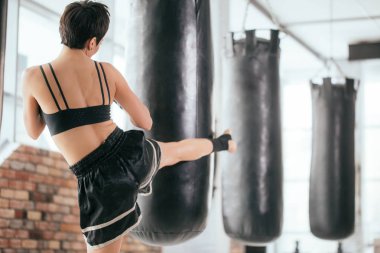 arka görüş fotoğraf genç kadın sporcunun boks tekme.