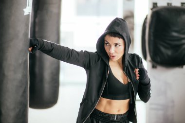 konsept sanat çarpıcı. aktif öğrenci karate kulübü egzersizleri yapıyor