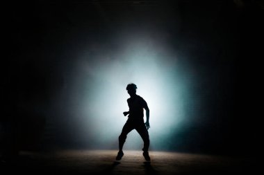 gece kavga, tekme için sportif erkek figürü