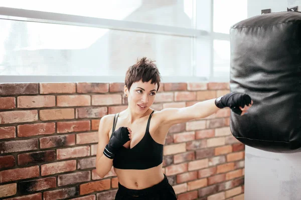 Determensd athlète axé sur la technique de la boxe — Photo