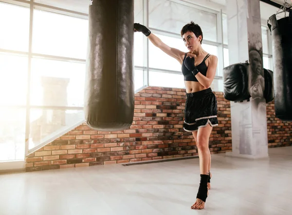 适合妇女学习拳泰拳在健身房 — 图库照片