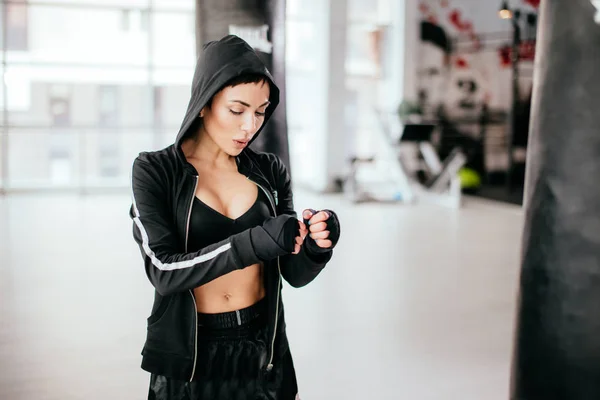 Jeune athlète en sweat à capuche noir, haut et short — Photo