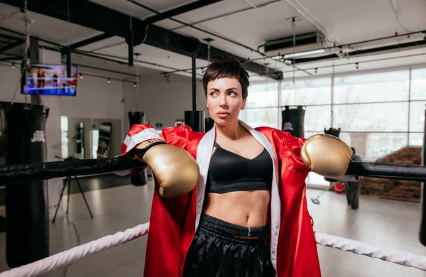 Mladá dobře vypadající žena v červené sportovní šaty, top, šortky stojící — Stock fotografie