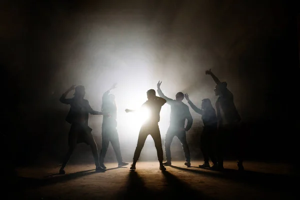 Adolescentes que participan en batalla de baile afuera —  Fotos de Stock