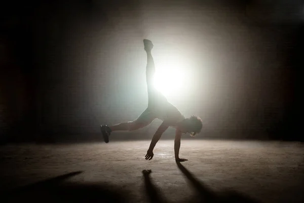 B-boy proberen om het evenwicht op één arm — Stockfoto