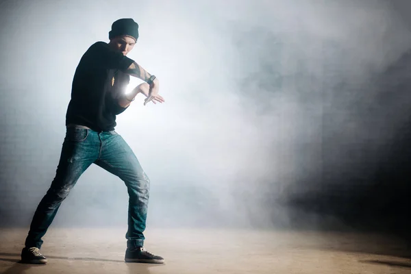 Caucásico hombre usando negro gorra bailando tecktonik en la calle — Foto de Stock