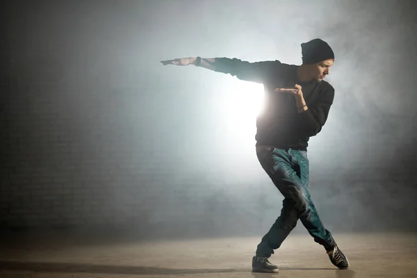 Man mengen van stijlen van dans. Ballet beweging op de streetdance — Stockfoto