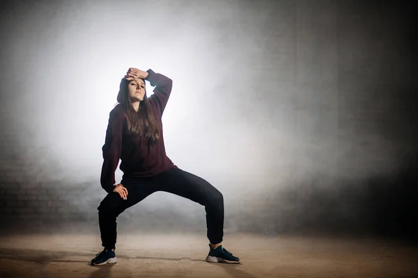 Chica caucásica con piernas abiertas bailando hip hop —  Fotos de Stock