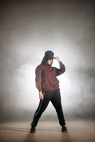 Tiener vrouwelijke dansende hip-hop. fundamentele vormen van dans — Stockfoto