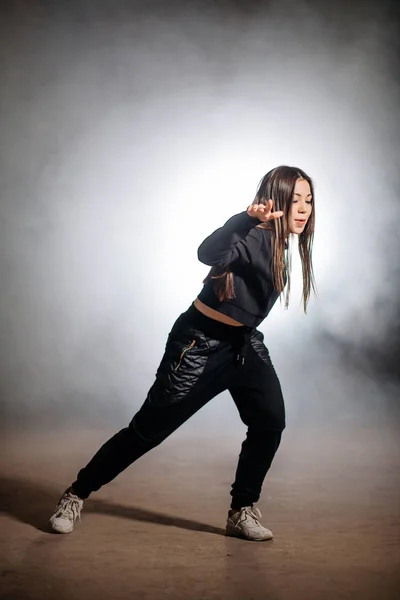 Chica joven con el pelo oscuro pasar tiempo en discoteca local —  Fotos de Stock