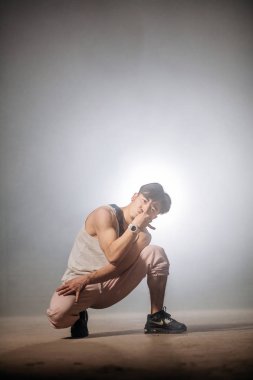 Genç Çinli adamın bacaklarına oturan ve sessiz olmak için jest gösterilen
