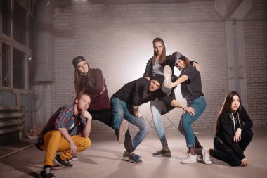 Yatay binadaki öngörülemeyen sokak gençlik kadeh