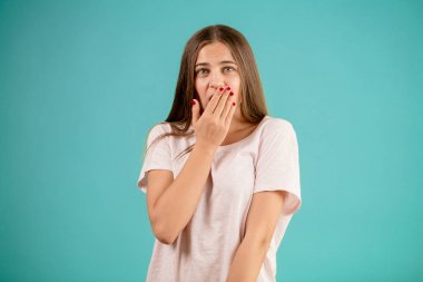 Yakın çekim portre ağzını dokunmadan bir genç sevgili kadın modeli.