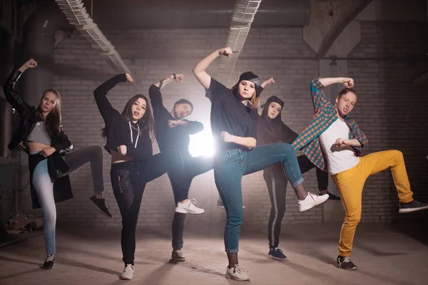 Un grupo de adolescentes está haciendo posición de baile común en la calle — Foto de Stock