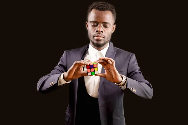 Černoch v formální oblečení hrát puzzle trénovat svůj mozek — Stock fotografie