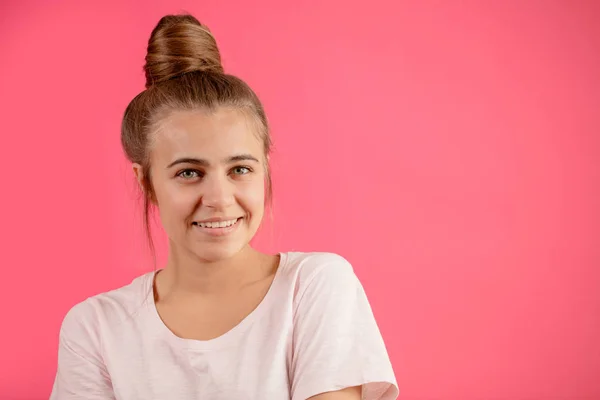 Primo piano foto ritagliata di donna tirando i capelli in panini — Foto Stock