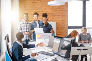 Afrika Yöneticisi çalışmalarına engel onun gürültülü ortakları ile tartışmıyor