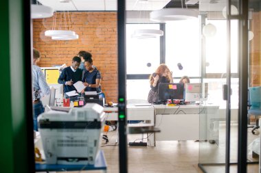 Çalışkan meşgul gazeteciler günlük gazete yayımlama