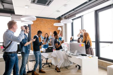 bir hellin genç aktif insanlar. iş yerinde tutarak Festivali