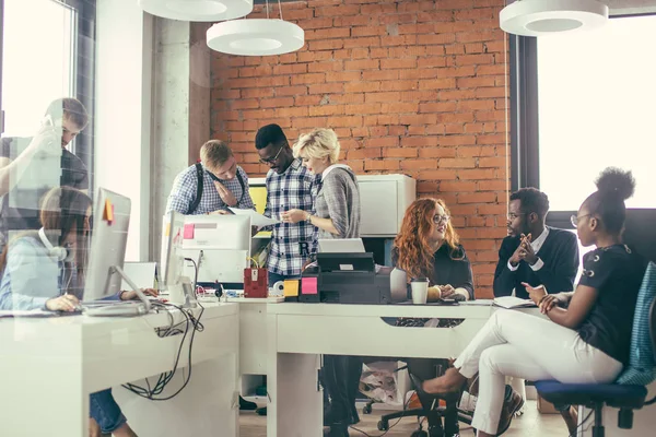 Young multy ethnic cooperators having a good thing going — Stock Photo, Image