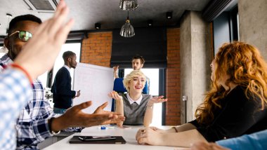 neşeli genç öğretmen öğrencileri ile konuşurken kaldırdı elleriyle