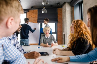 Mürettebat koçluk neşeli genç öğretmen