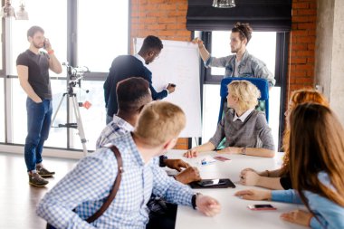 Afrika lideri çalışanlarına beyaz tahta yardımıyla ders