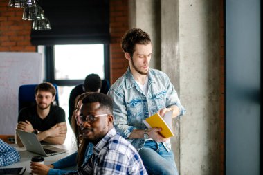 Yakışıklı beyaz sakallı adam dizüstü açılış