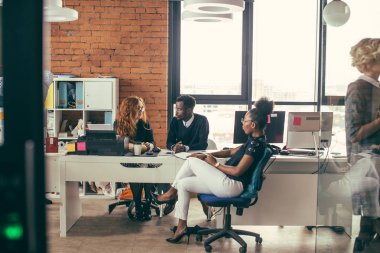 kadın Kızıl saçlı bir kadın ile zenci arasındaki diyalog dinleme